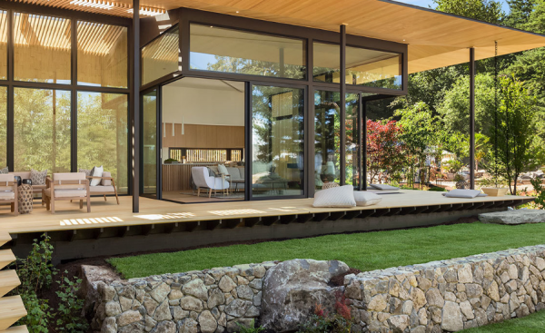 Rumah dengan Teras Kayu dan Kaca